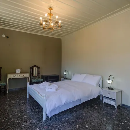 Nyaraló Ev Zin Mouria