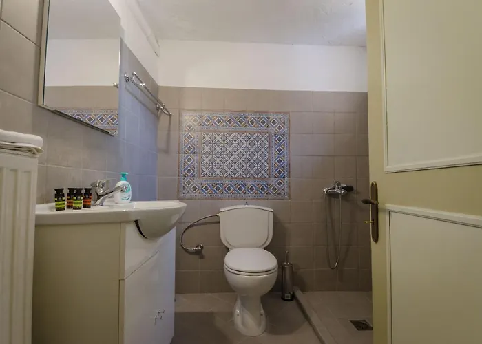 Ev Zin Mouria Leonídion